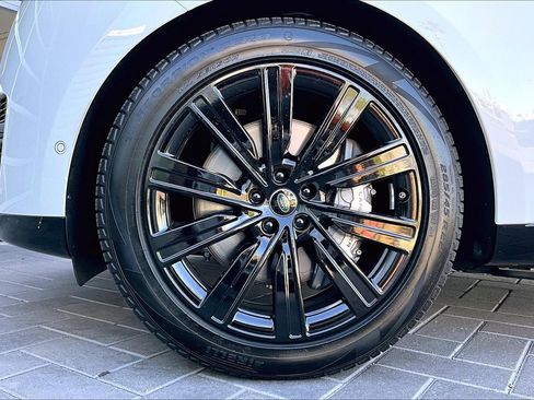 Used 2025 Land Rover Range Rover SE image 12