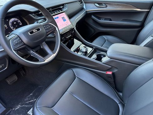 New 2025 Jeep Grand Cherokee Limited w/ Black Appearance Package AWD/4WD image 9