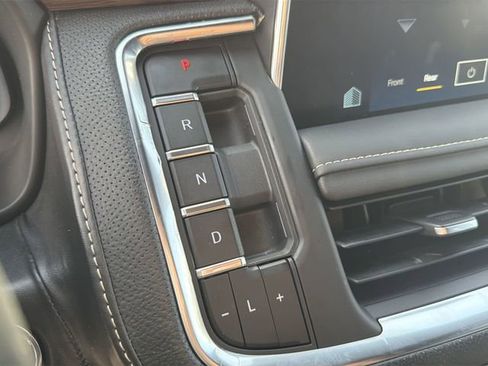 Used 2023 Chevrolet Suburban Premier image 19