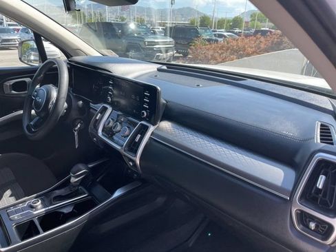 Used 2023 Kia Sorento LX AWD/4WD image 17