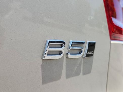 Certified 2025 Volvo XC40 B5 Ultra w/ Climate Package AWD/4WD image 12
