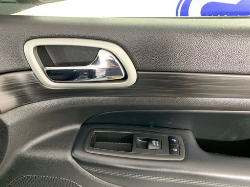 Used 2021 Jeep Grand Cherokee Laredo AWD/4WD image 41