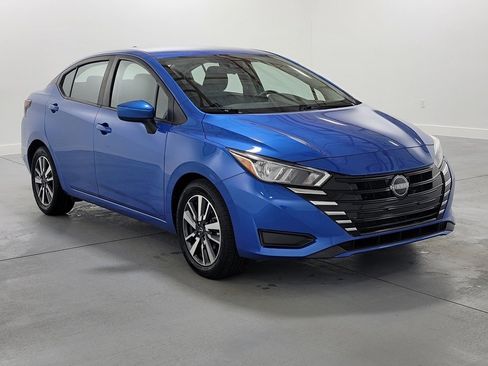 Used 2023 Nissan Versa SV image 2