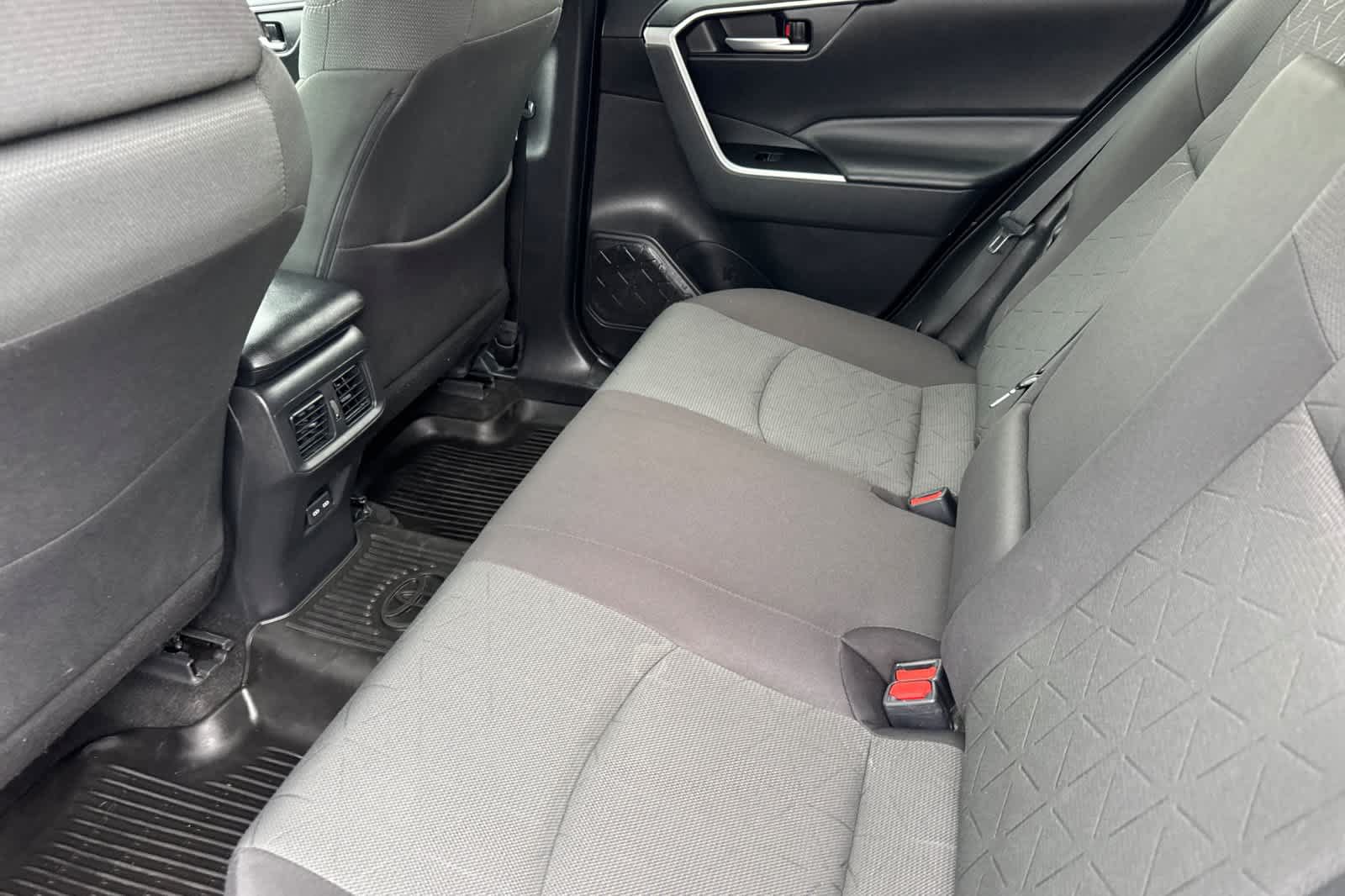 Used 2023 Toyota RAV4 XLE AWD/4WD image 4