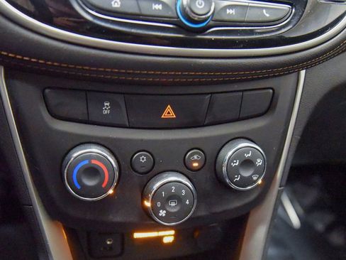 Used 2020 Chevrolet Trax LS image 17