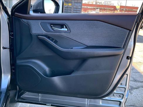 Used 2023 Nissan Rogue SV image 12