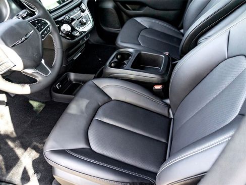 New 2026 Chrysler Pacifica Select image 10