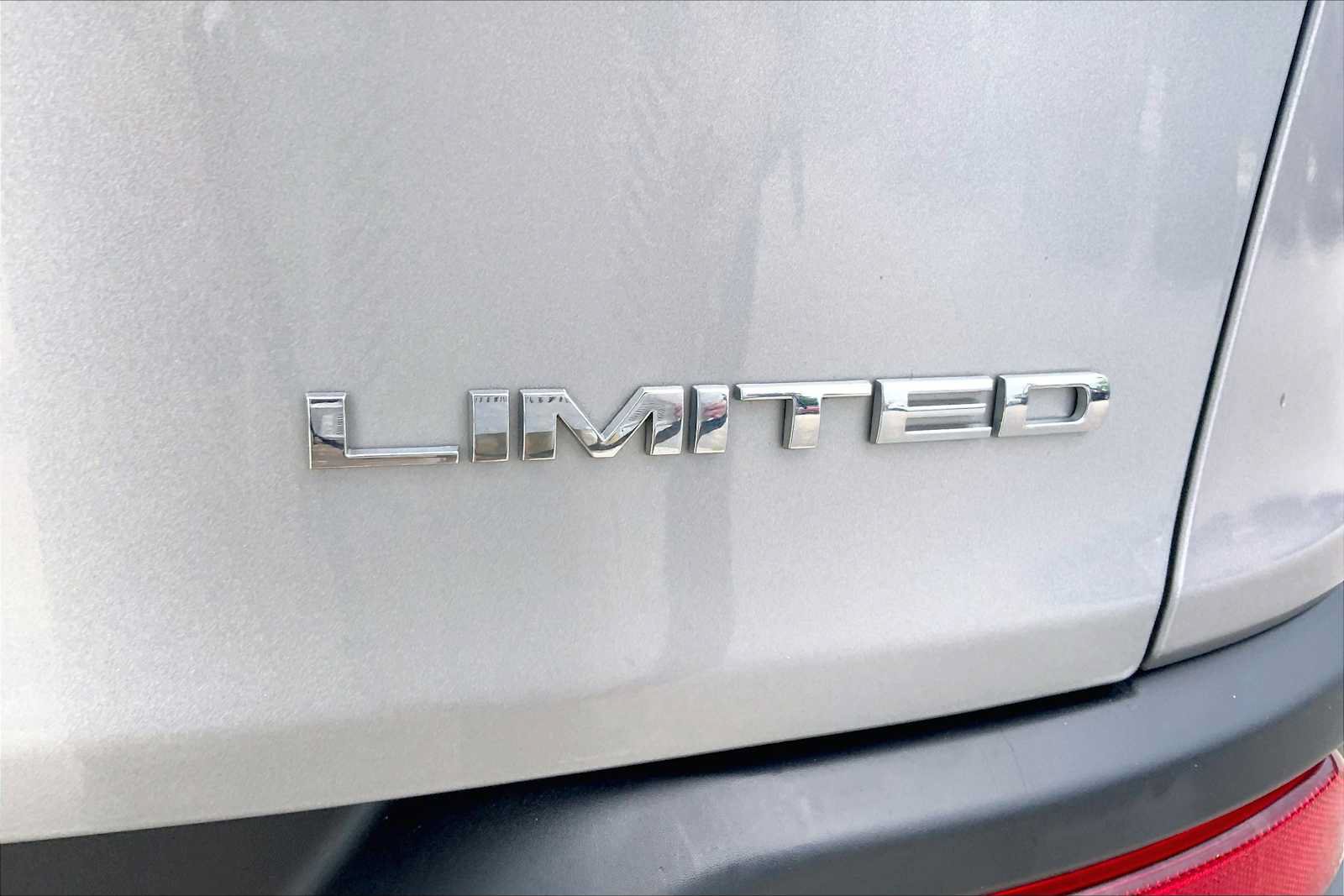 Used 2015 Jeep Cherokee Limited w/ Luxury Group AWD/4WD image 10