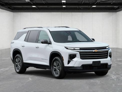 Used 2024 Chevrolet Traverse LT FWD image 3