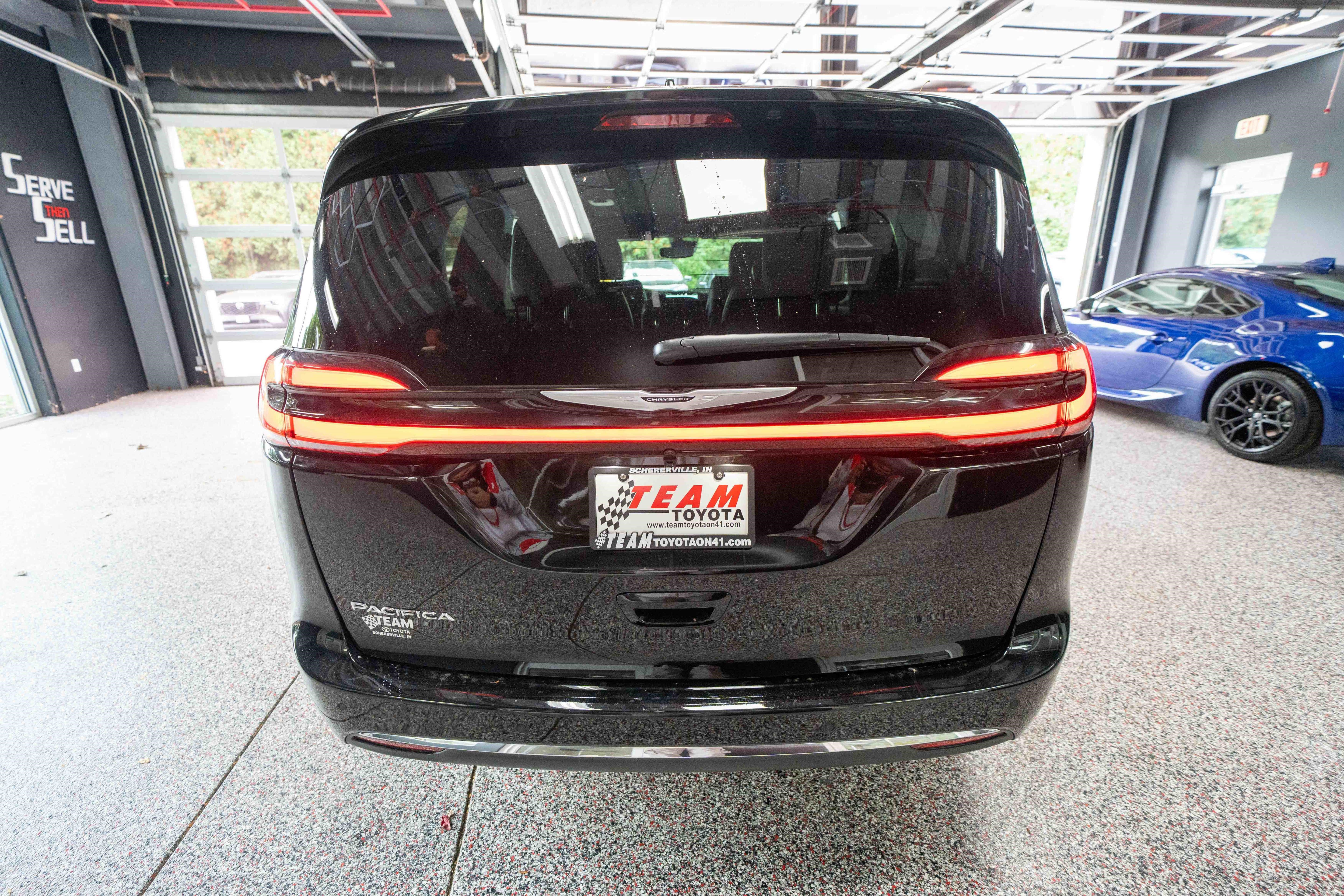 Used 2026 Chrysler Pacifica Select FWD image 3