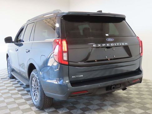 Used 2025 Ford Expedition Active RWD image 3