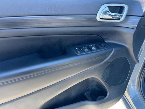 Certified 2022 Jeep Grand Cherokee Laredo X image 15