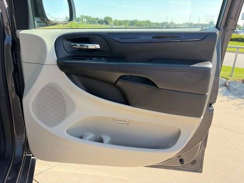 Used 2016 Dodge Grand Caravan American Value Package FWD image 20