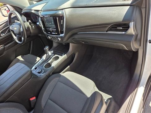 Used 2019 Chevrolet Traverse LT FWD image 17