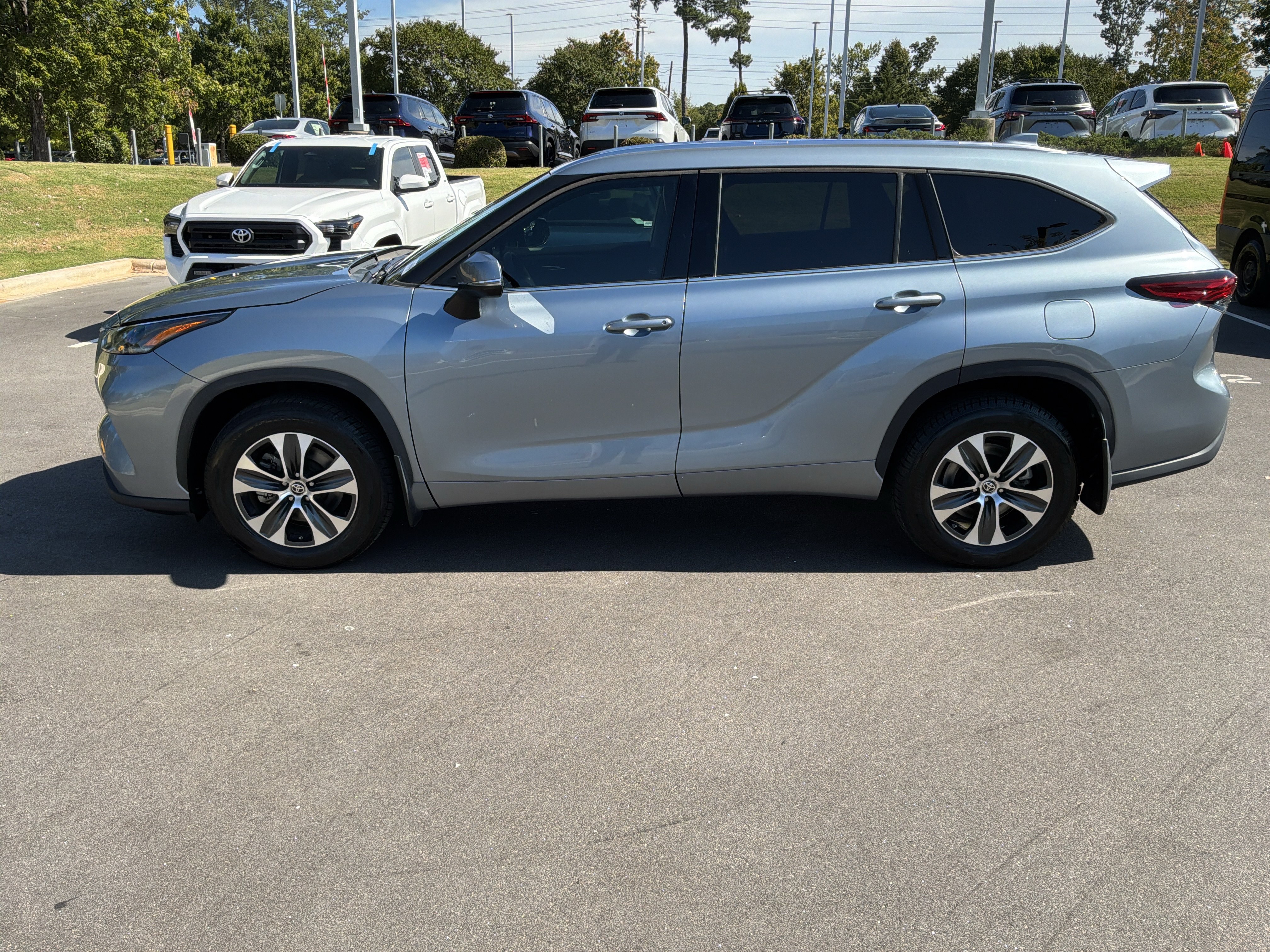 Used 2021 Toyota Highlander XLE AWD/4WD image 7