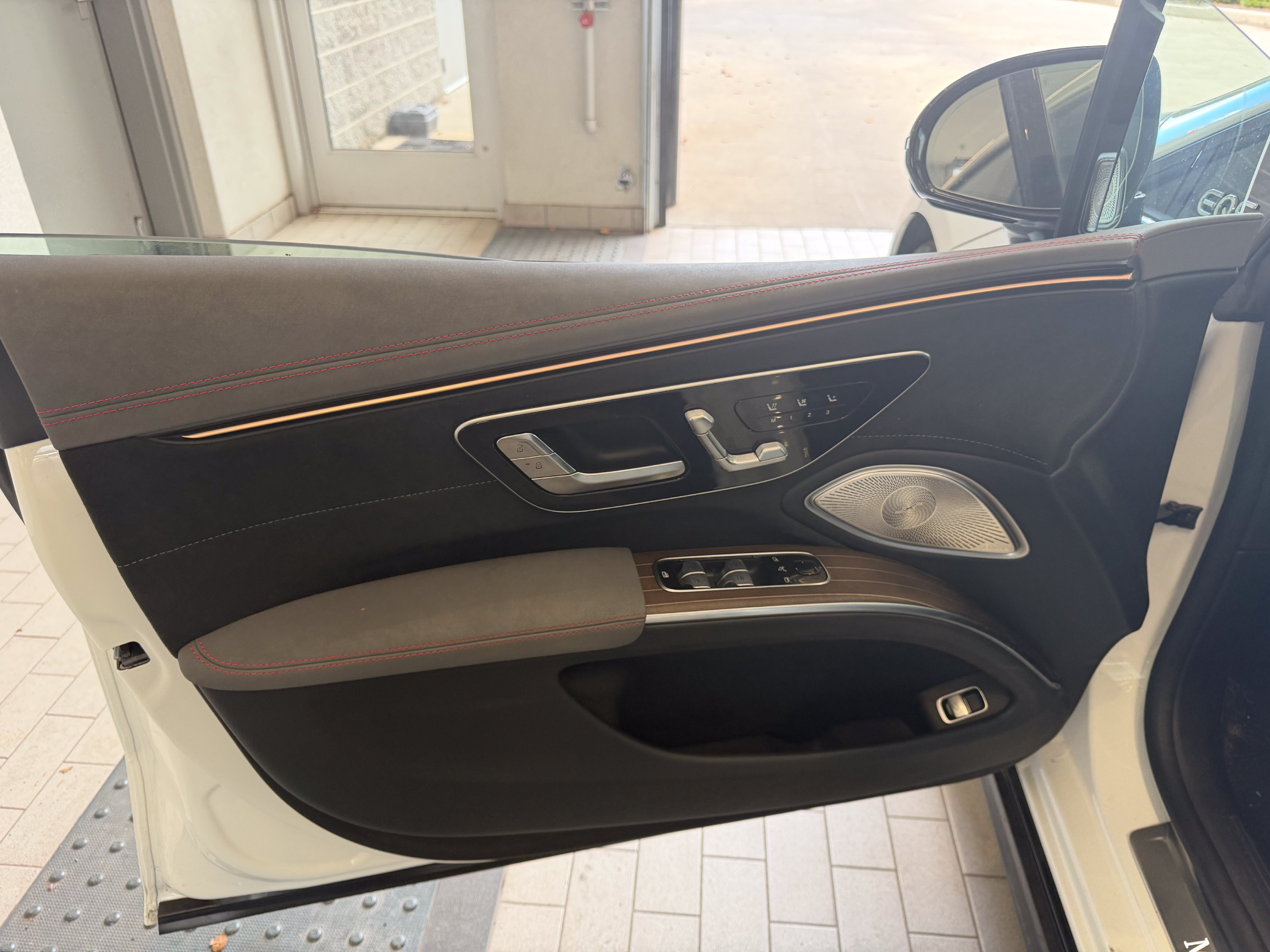 Used 2024 Mercedes-Benz EQS 580 4MATIC Sedan image 3