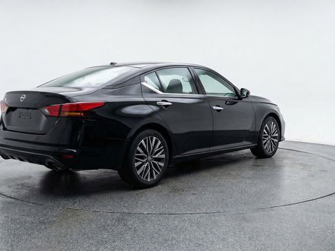 Used 2025 Nissan Altima 2.5 SV FWD image 9