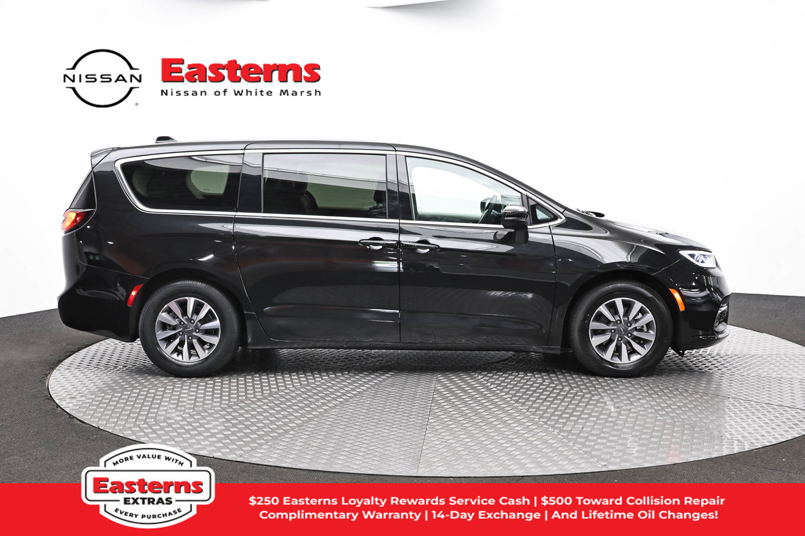 Used 2023 Chrysler Pacifica Touring-L FWD image 4
