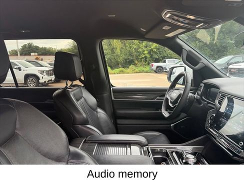 Used 2022 Jeep Wagoneer Series II AWD/4WD image 15