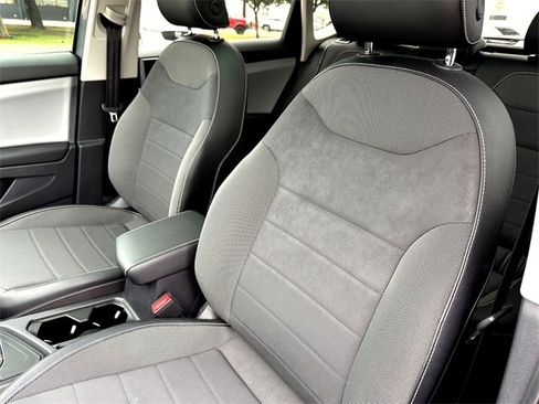 Certified 2022 Volkswagen Taos SE image 13