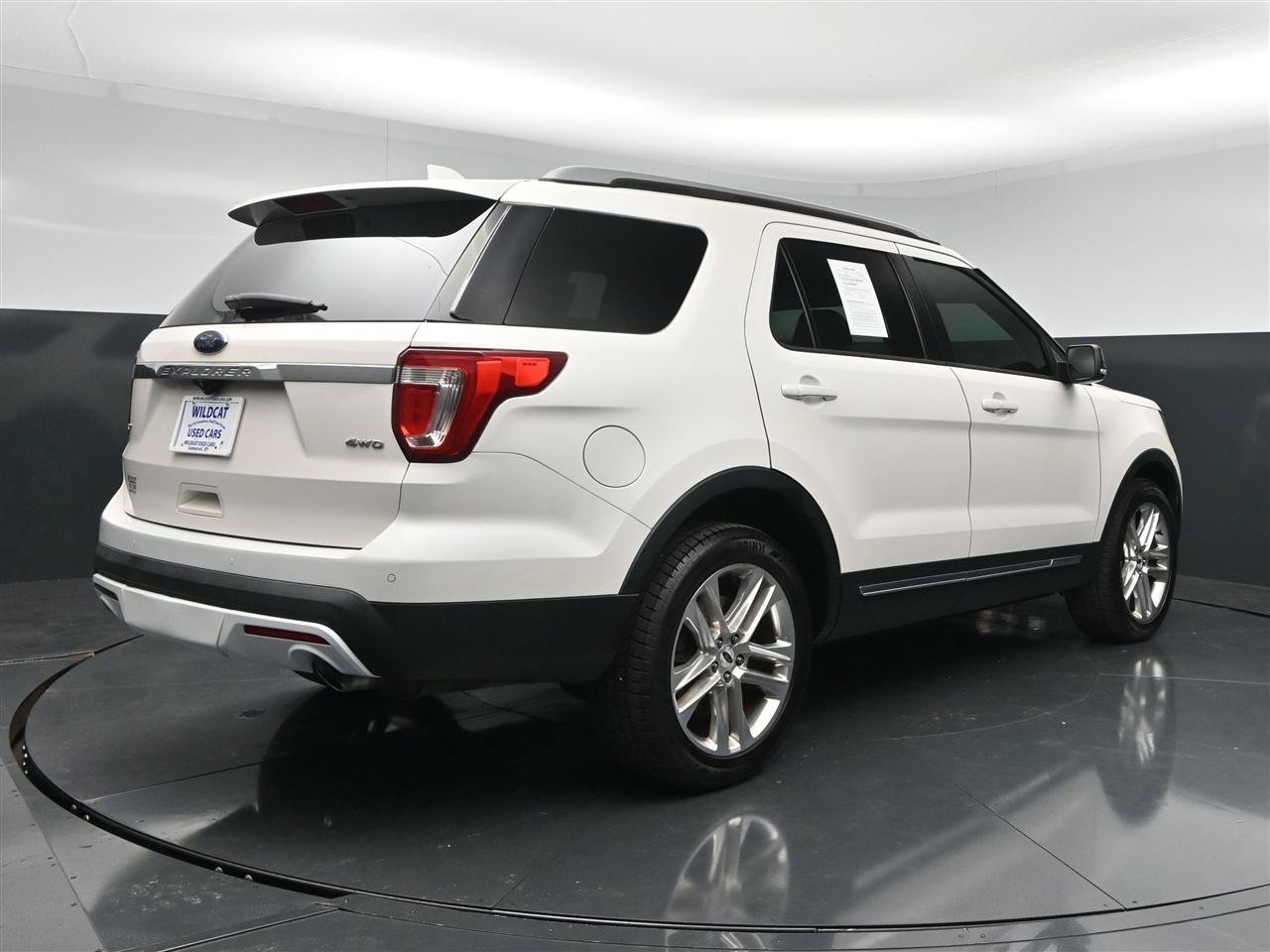 Used 2017 Ford Explorer XLT w/ Equipment Group 202A AWD/4WD image 6