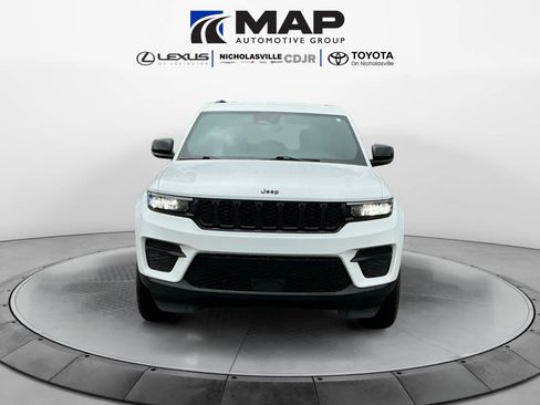 Used 2025 Jeep Grand Cherokee Altitude AWD/4WD image 8