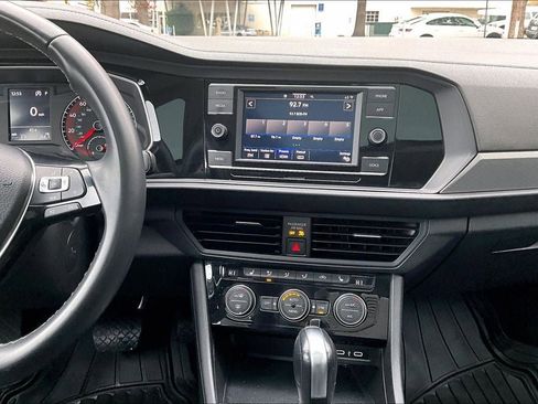 Used 2021 Volkswagen Jetta SE image 5