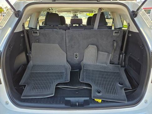 Used 2023 Toyota Highlander L image 15
