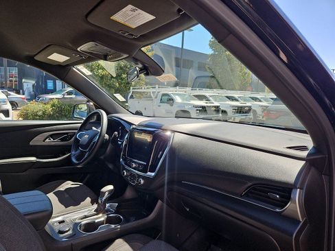 Used 2023 Chevrolet Traverse LT FWD image 28