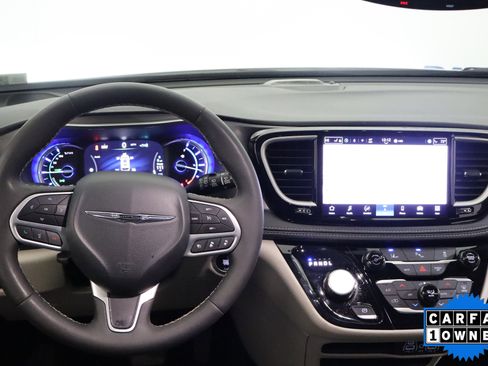Used 2024 Chrysler Pacifica Select image 16