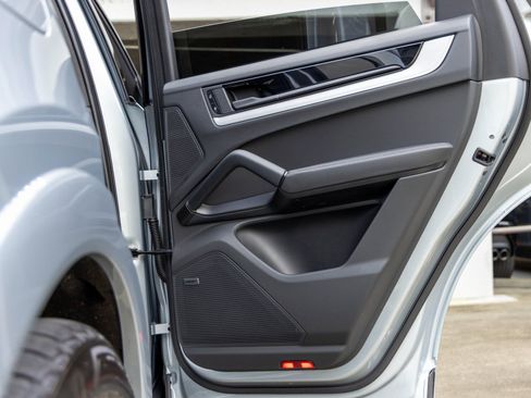 Certified 2025 Porsche Cayenne AWD/4WD image 45
