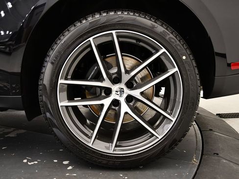 Used 2025 Porsche Macan image 15