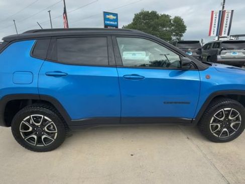 Used 2025 Jeep Compass Trailhawk AWD/4WD image 9