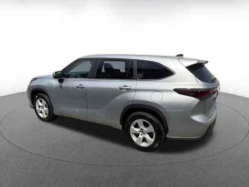 Used 2025 Toyota Highlander LE FWD image 10