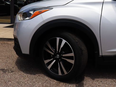 Used 2018 Nissan Kicks SV FWD image 5