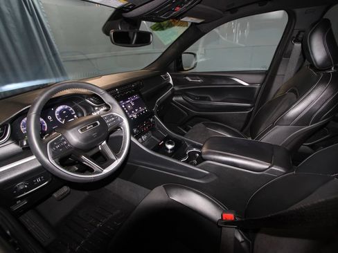 Used 2024 Jeep Grand Cherokee Altitude AWD/4WD image 2