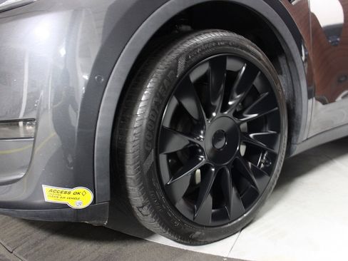 Used 2021 Tesla Model Y Long Range image 24