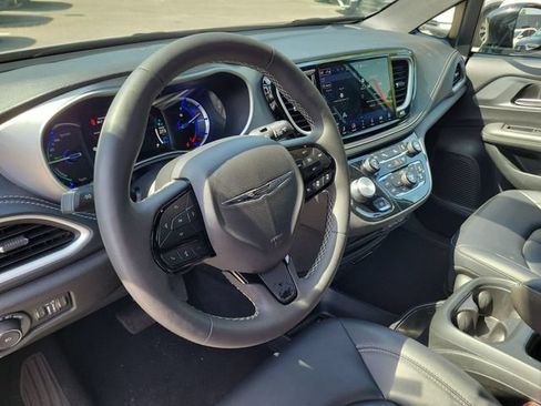 Used 2024 Chrysler Pacifica Limited FWD image 20