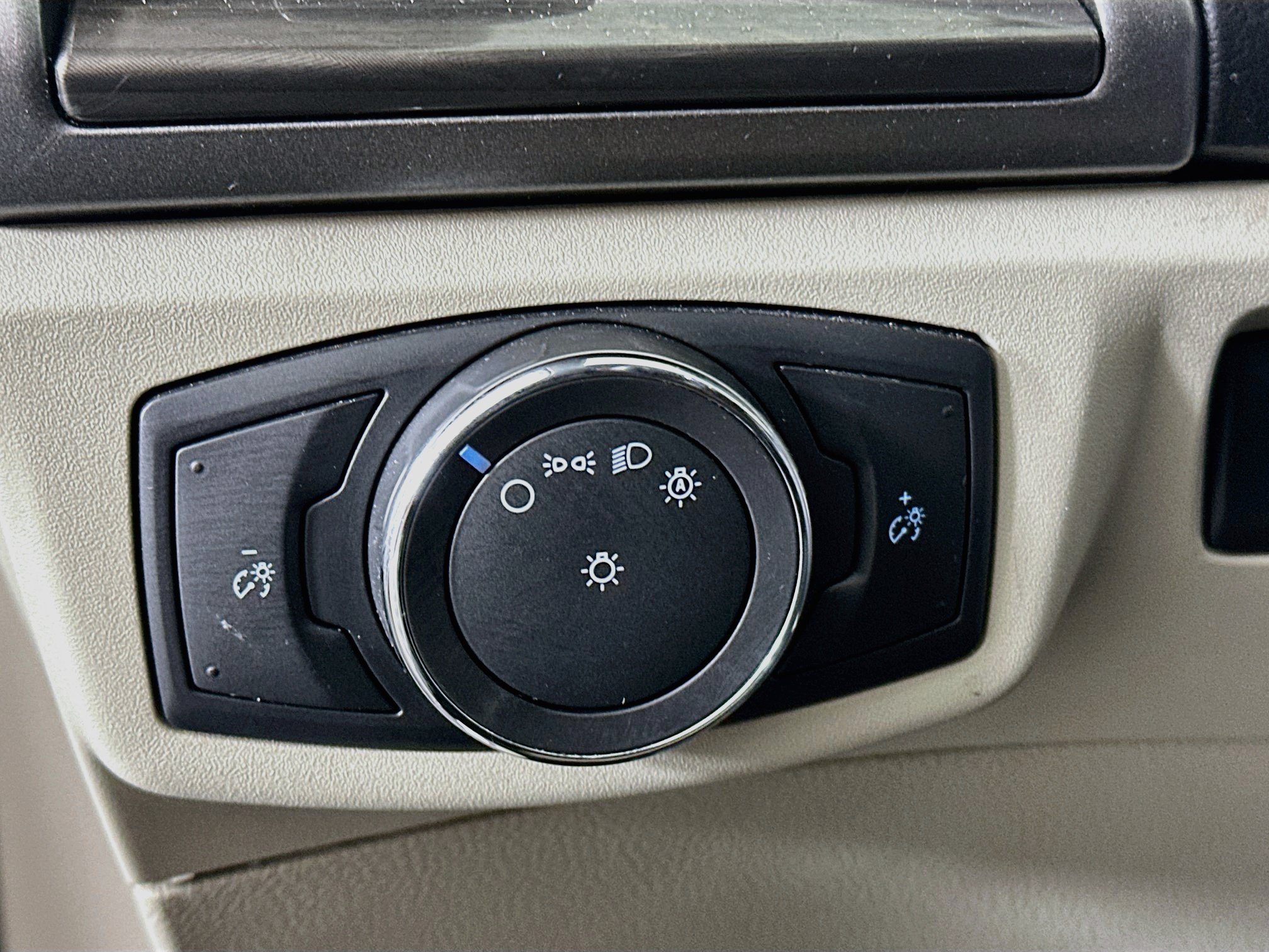 Used 2018 Ford Fusion SE w/ Fusion SE Technology Package FWD image 16