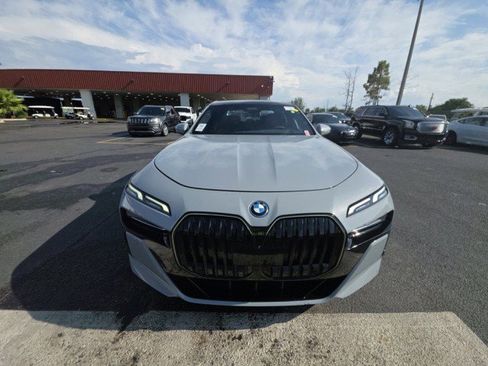 Used 2024 BMW i7 xDrive60 w/ Premium Package 2 AWD/4WD image 4