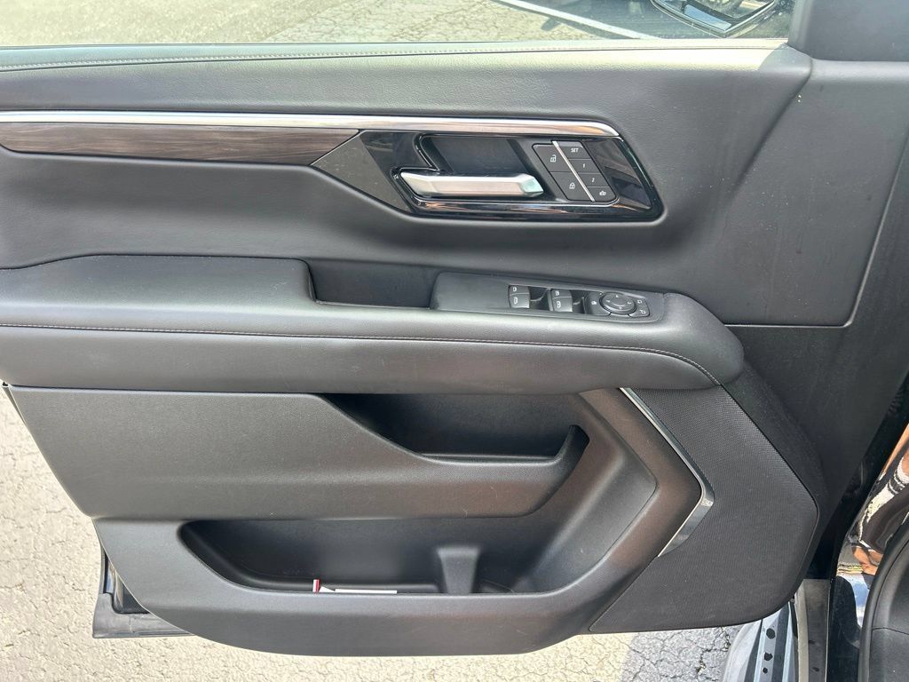 Used 2025 Chevrolet Suburban LT AWD/4WD image 14