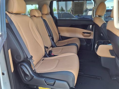 Used 2024 Kia Carnival EX FWD image 14