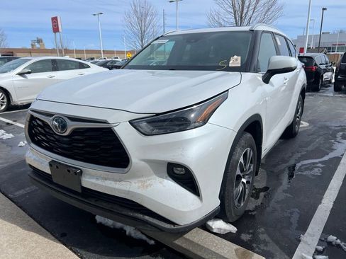 Used 2023 Toyota Highlander XLE image 3