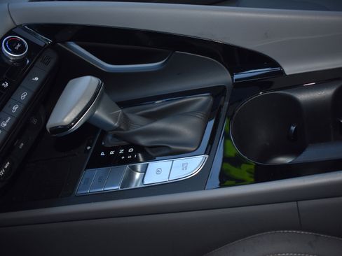 Used 2025 Hyundai Elantra SEL image 22