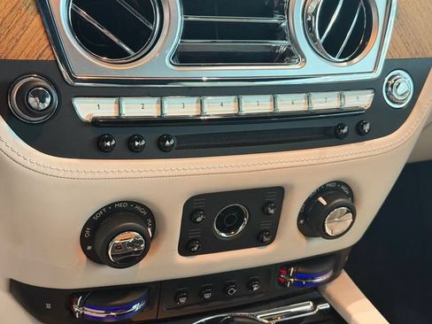 Used 2017 Rolls-Royce Dawn RWD image 17