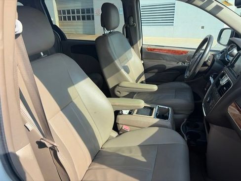 Used 2015 Chrysler Town & Country Touring FWD image 13