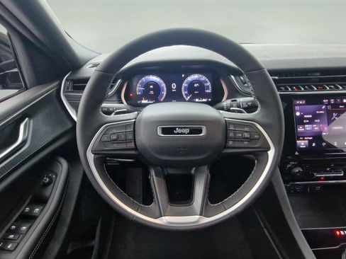 New 2025 Jeep Grand Cherokee Altitude image 10