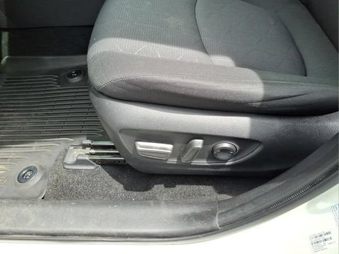 Used 2022 Toyota RAV4 XLE AWD/4WD image 16