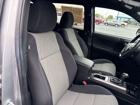 Used 2022 Toyota Tacoma TRD Sport image 18