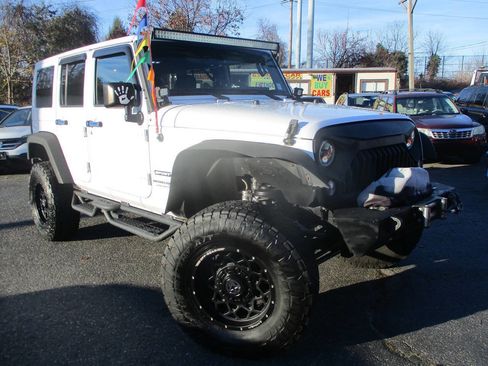Used 2018 Jeep Wrangler Unlimited Sport S image 2